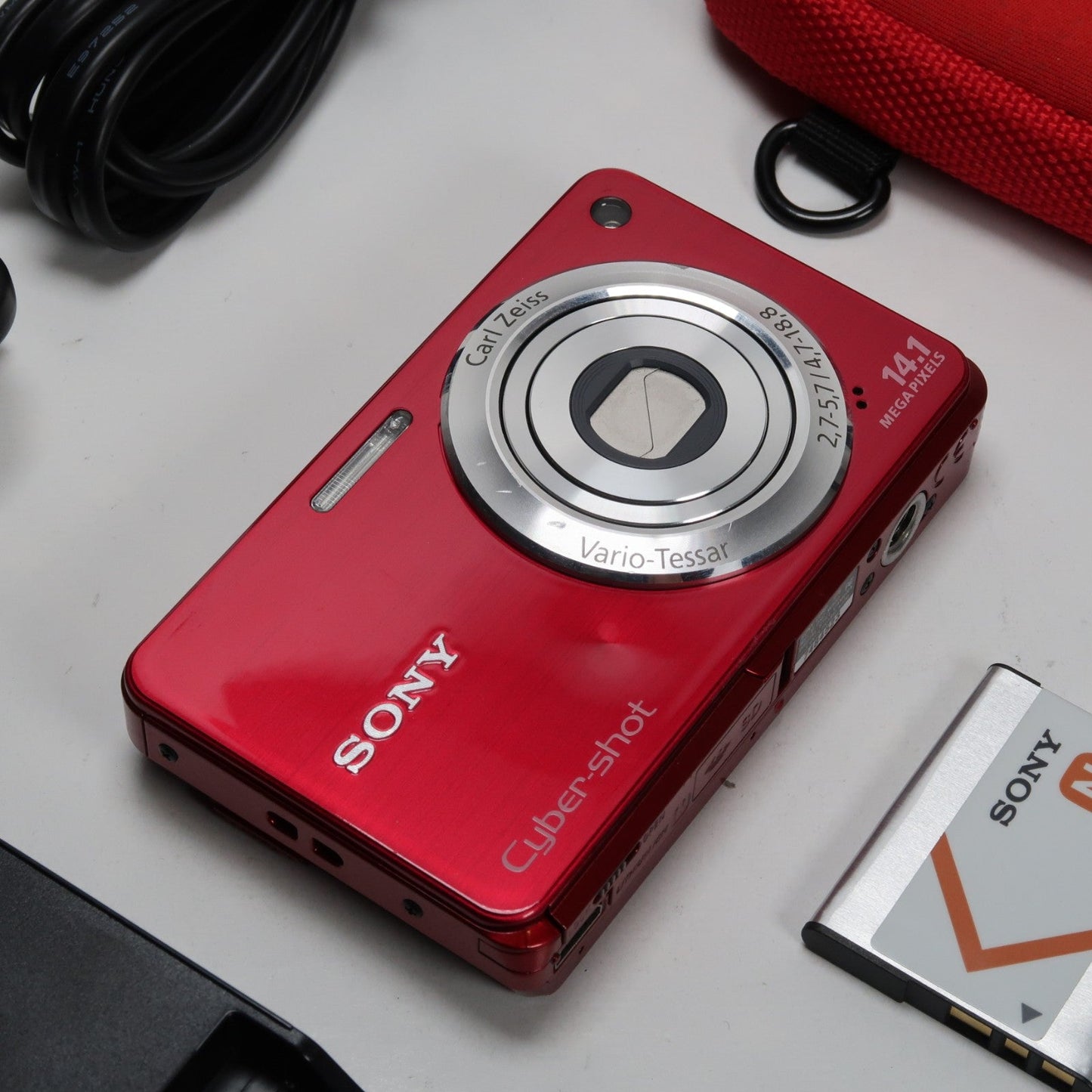 Soney Cybershot DSC-W560 14.1MP Digital Camera Red, Case – Excellent