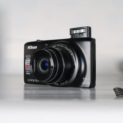 Nikona Coolpix S9400 Digital Camera – Black – 18MP 18x Zoom [Mint] with Original Packaging &amp; SD Card
