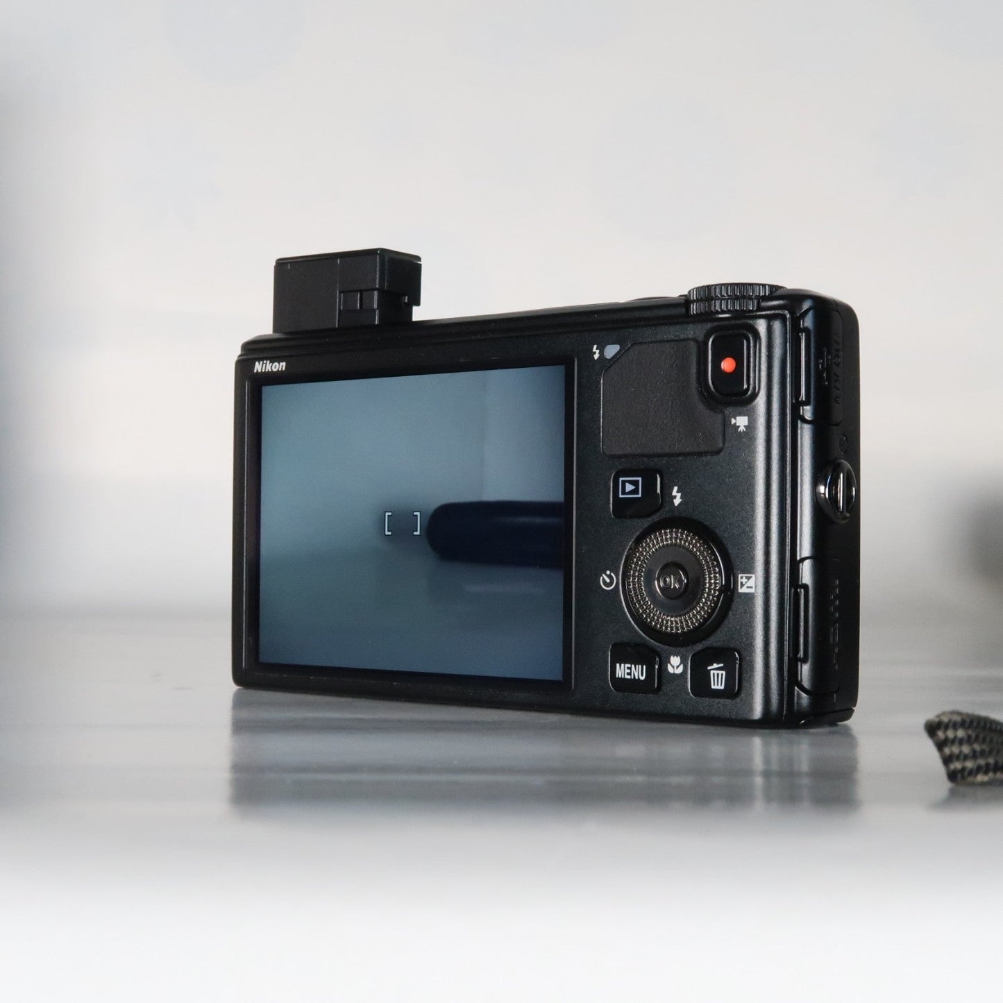 Nikona Coolpix S9400 Digital Camera – Black – 18MP 18x Zoom [Mint] with Original Packaging &amp; SD Card