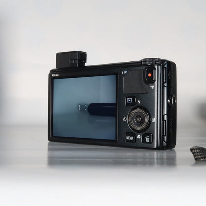 Nikona Coolpix S9400 Digital Camera – Black – 18MP 18x Zoom [Mint] with Original Packaging &amp; SD Card