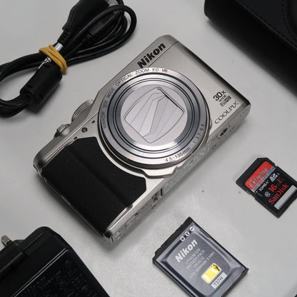 [Mint] Nikona Coolpix S9900 30x Digital Compact Camera Silver + Case + SD Card