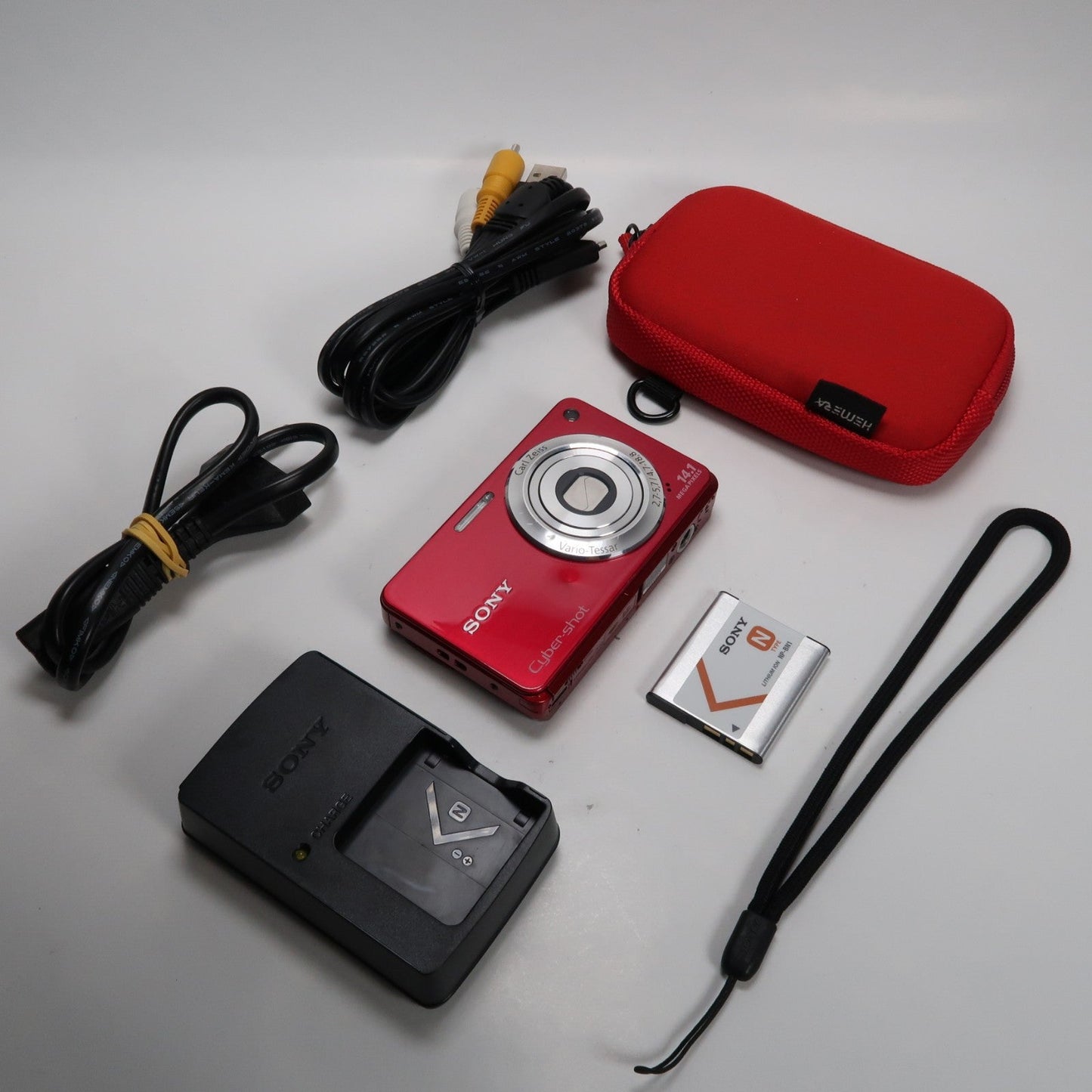 Soney Cybershot DSC-W560 14.1MP Digital Camera Red, Case – Excellent