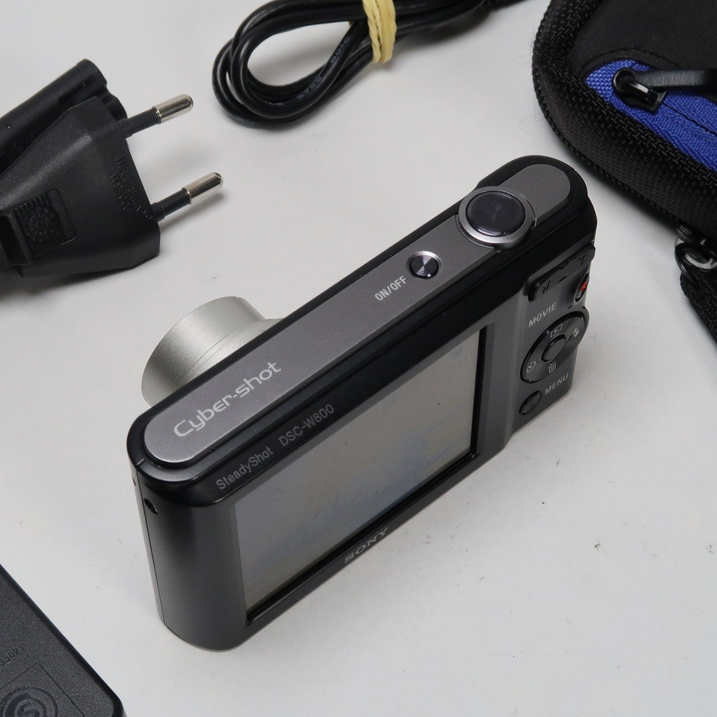 Soney Cyber-shot DSC-W800 20.1MP + Cenon IXUS 160 Silver Digital Cameras Bundle